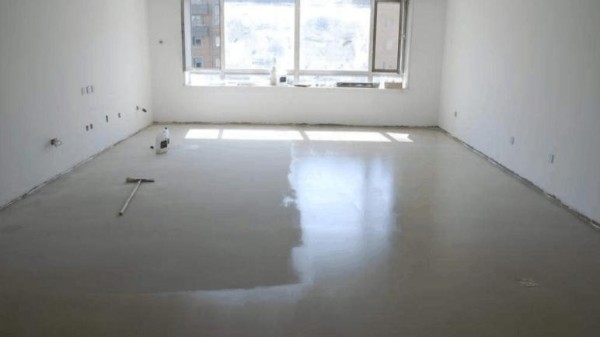 石膏基自流平砂漿施工表面空鼓、開裂的原因及防治措施有哪些？