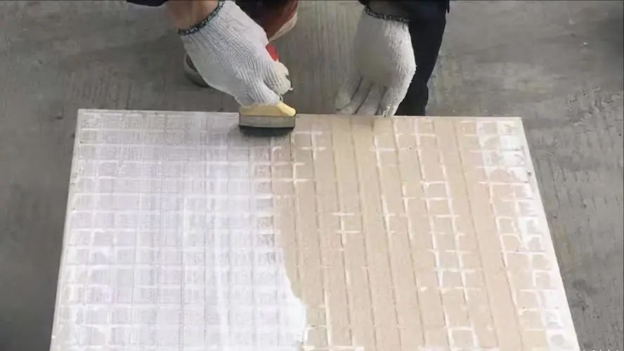 昆明瓷磚膠廠家告訴您，搞錯了！原來瓷磚背膠不是越粘手越好啊！